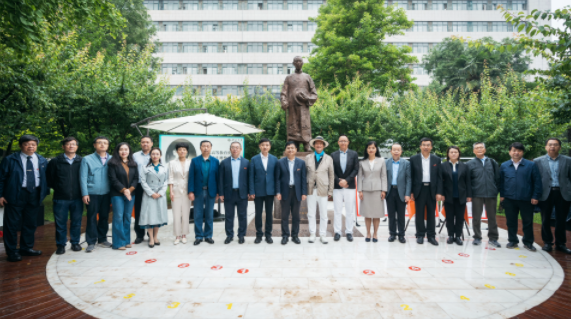 西北高等教育奠基人、中国现代医学先驱徐诵明雕像在MK在线落成