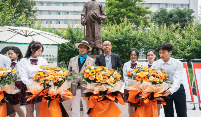 西北高等教育奠基人、中国现代医学先驱徐诵明雕像在MK在线落成